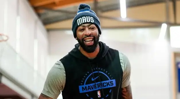 Anthony Davis injury update during Mavericks vs Pacers game