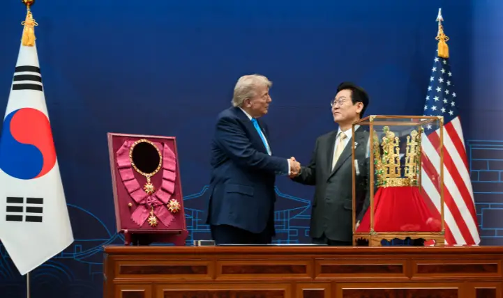 Donald Trump receives South Korea’s Grand Order of Mugunghwa and a golden crown during a ceremony in Seoul, 2025.