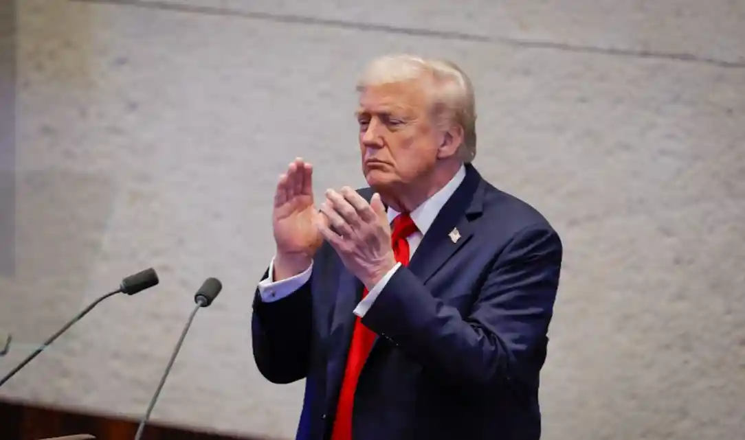 Donald Trump praises Prime Minister Benjamin Netanyahu during his Knesset speech