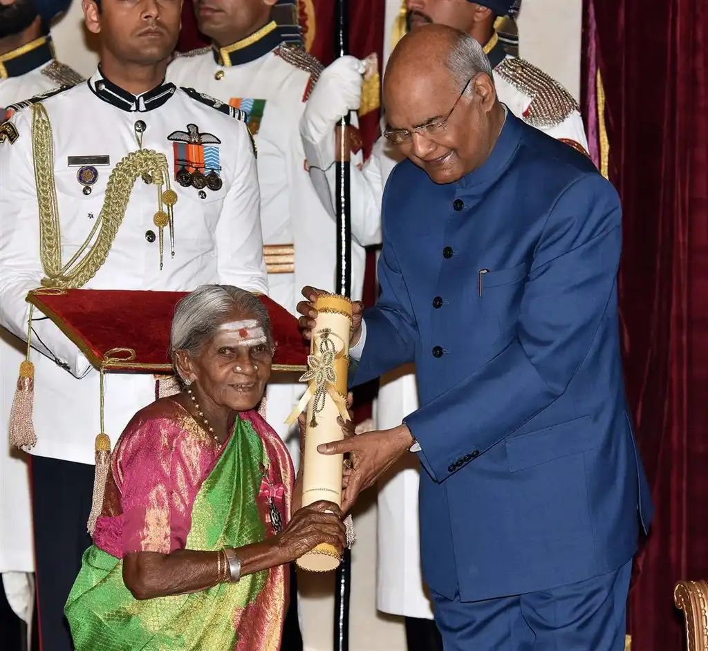 Saalumarada Thimmakka receiving the Padma Shri award from the President of India during the national ceremony.