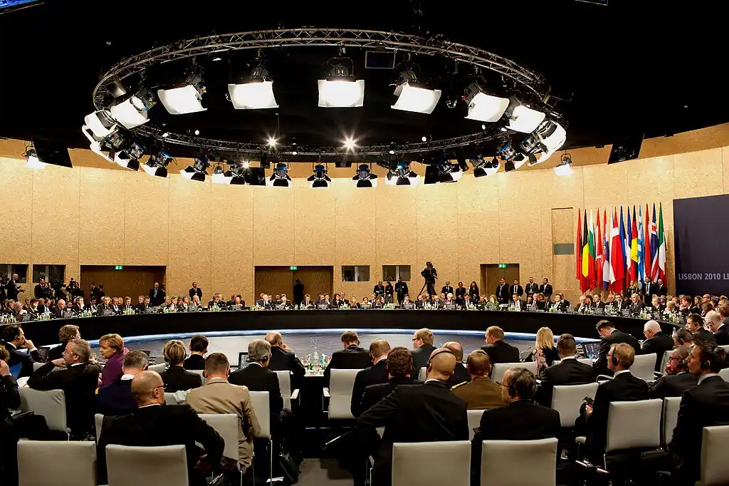 World leaders gather during a NATO summit meeting as debates over defense spending and alliance strategy highlight the ongoing NATO power shift.